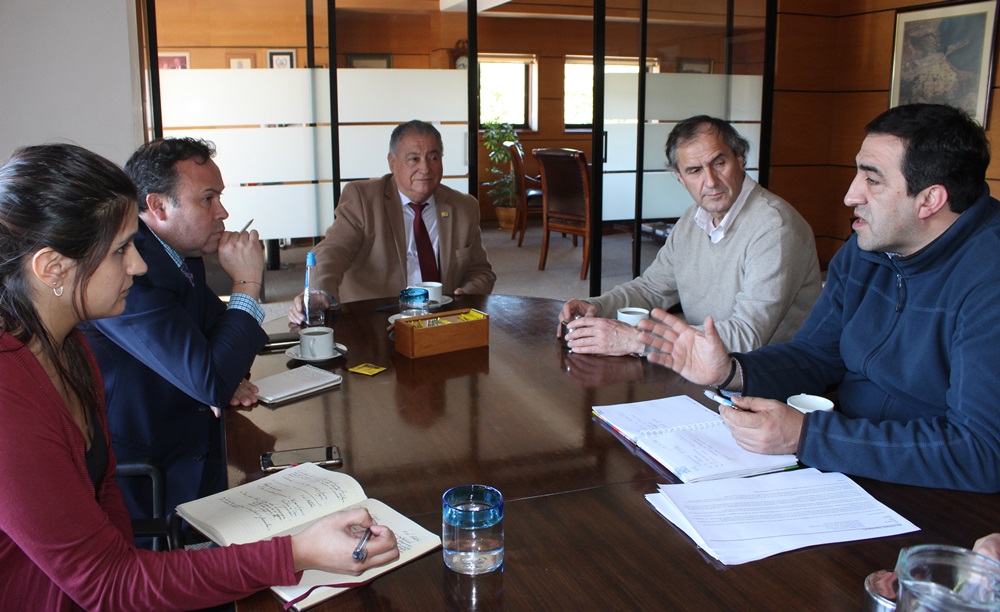 Alcalde Carlos Barra se reunió con director regional de la Junji